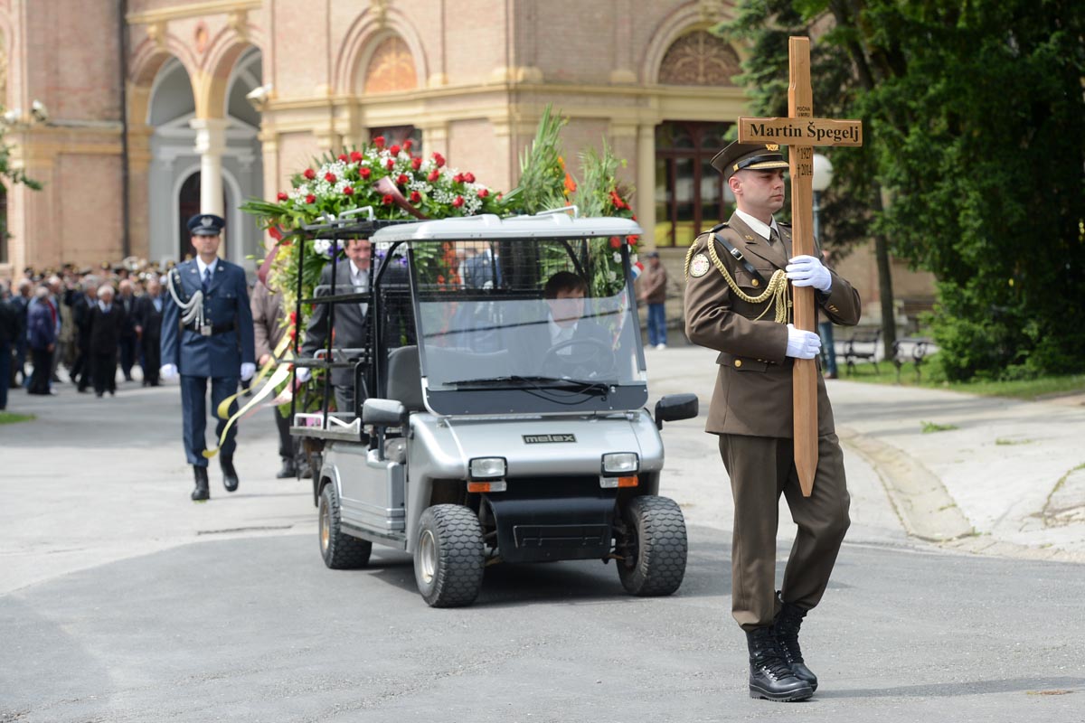 https://www.morh.hr/wp-content/gallery/u-aleji-hrvatskih-branitelja-sahranjen-general-martin-spegelj/sahrana_gen_spegelj_20140514_0032.jpg