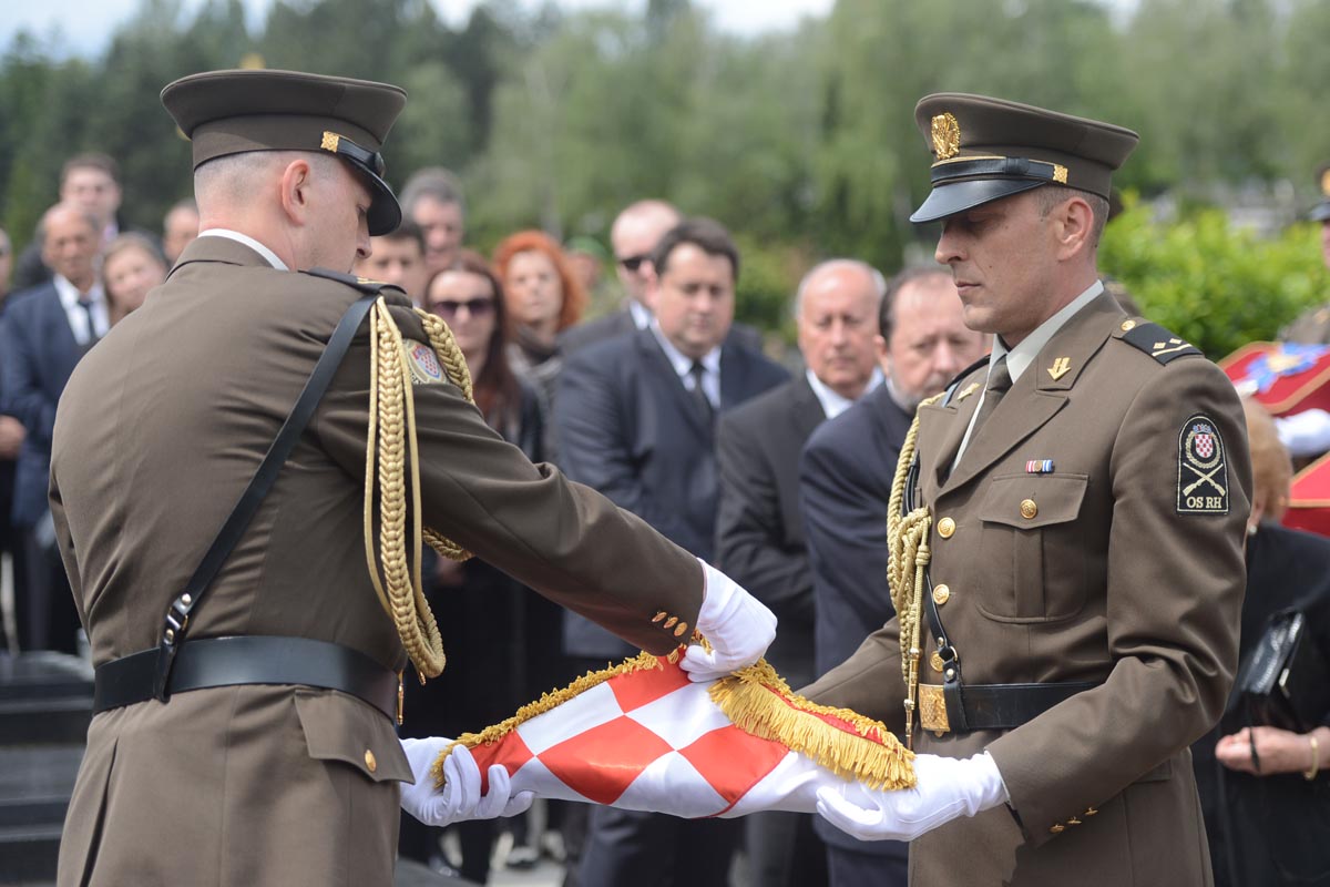 https://www.morh.hr/wp-content/gallery/u-aleji-hrvatskih-branitelja-sahranjen-general-martin-spegelj/sahrana_gen_spegelj_20140514_0045.jpg