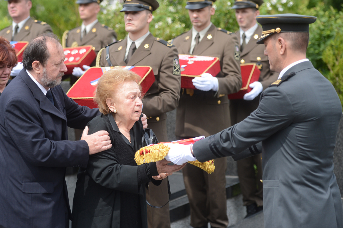 https://www.morh.hr/wp-content/gallery/u-aleji-hrvatskih-branitelja-sahranjen-general-martin-spegelj/sahrana_gen_spegelj_20140514_0047.jpg