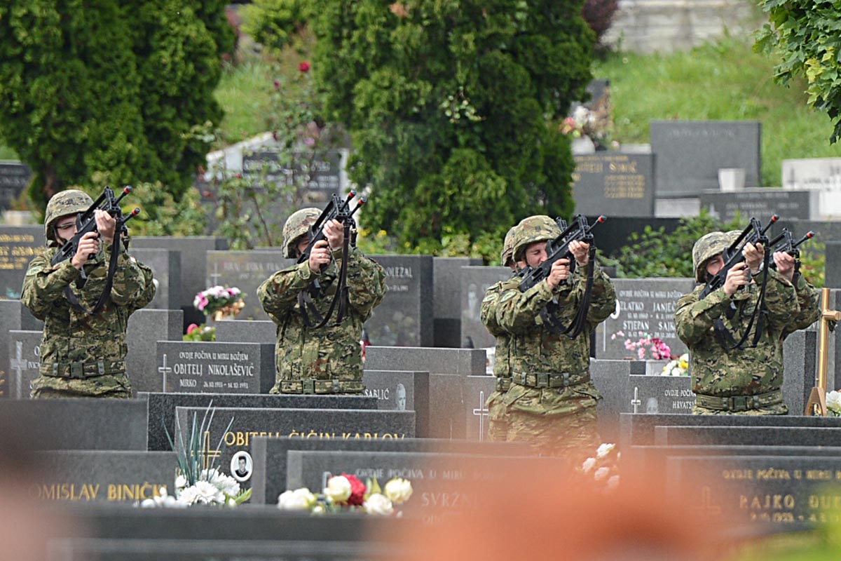 https://www.morh.hr/wp-content/gallery/u-aleji-hrvatskih-branitelja-sahranjen-general-martin-spegelj/sahrana_gen_spegelj_20140514_0050.jpg