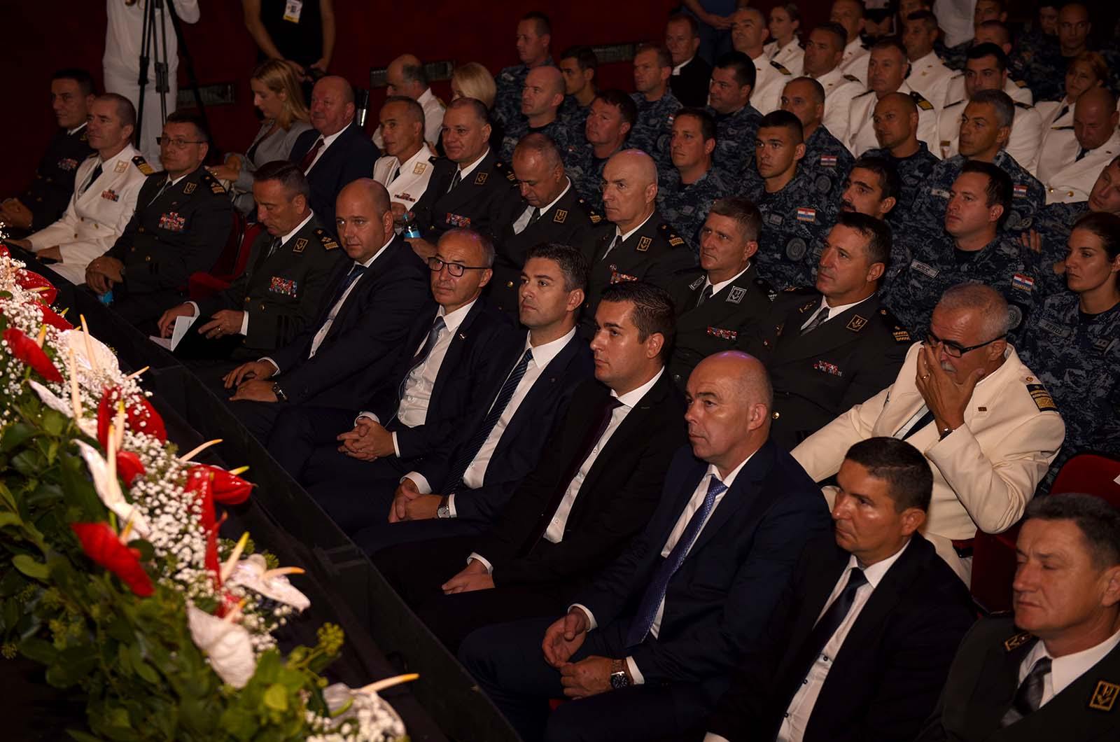 https://www.morh.hr/wp-content/gallery/u-dubrovniku-svecano-obiljezena-28-obljetnica-hrvatske-ratne-mornarice/28_obljetnica_hrm_dubrovnik_190719_09.jpg
