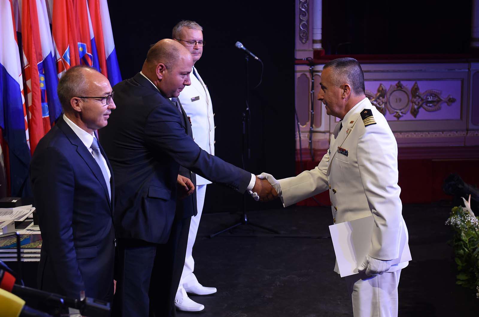 https://www.morh.hr/wp-content/gallery/u-dubrovniku-svecano-obiljezena-28-obljetnica-hrvatske-ratne-mornarice/28_obljetnica_hrm_dubrovnik_190719_15.jpg