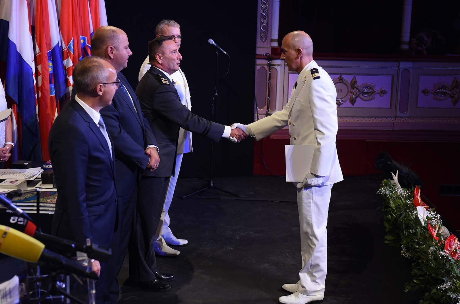 https://www.morh.hr/wp-content/gallery/u-dubrovniku-svecano-obiljezena-28-obljetnica-hrvatske-ratne-mornarice/28_obljetnica_hrm_dubrovnik_190719_16.jpg