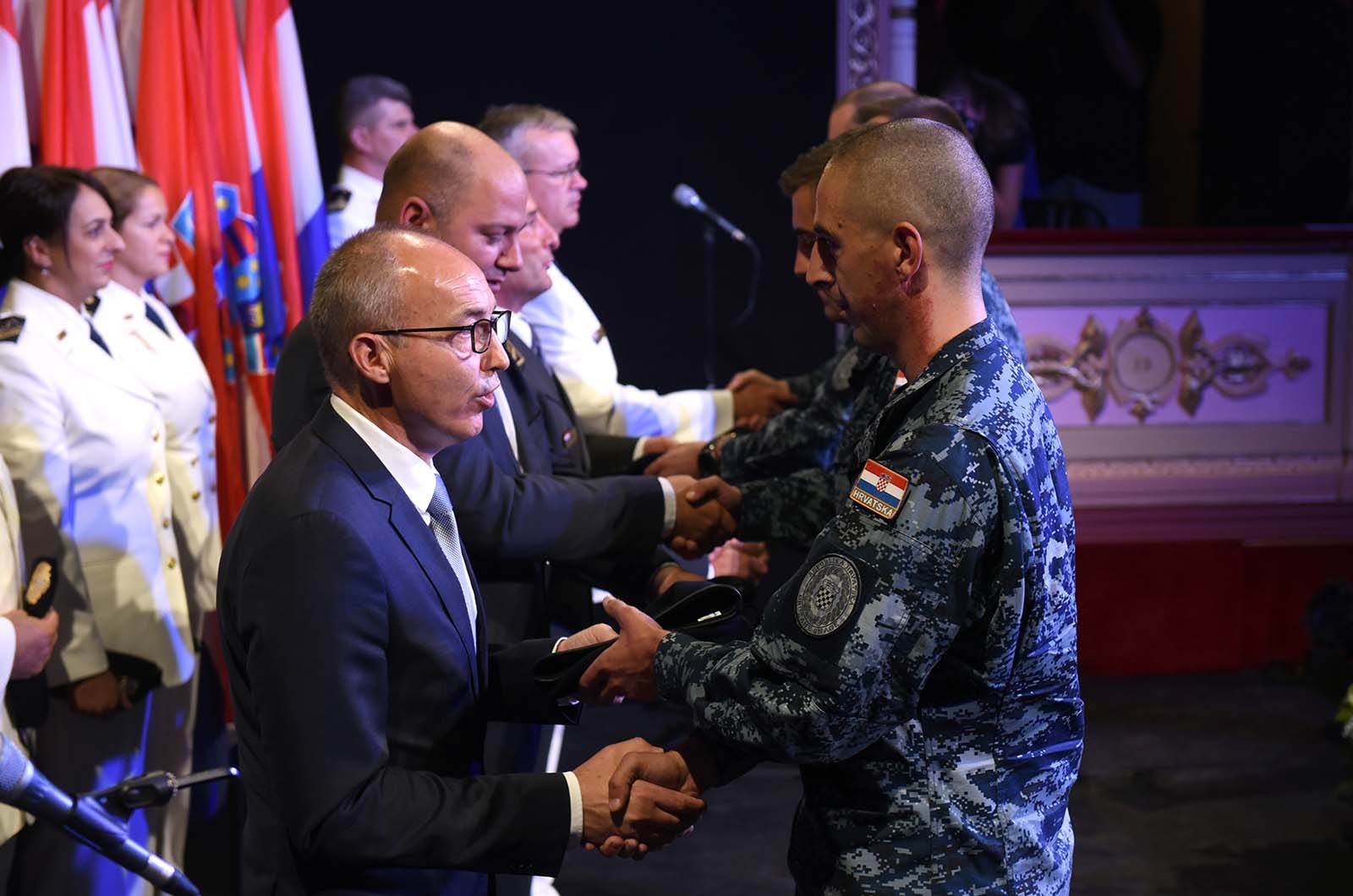 https://www.morh.hr/wp-content/gallery/u-dubrovniku-svecano-obiljezena-28-obljetnica-hrvatske-ratne-mornarice/28_obljetnica_hrm_dubrovnik_190719_18.jpg