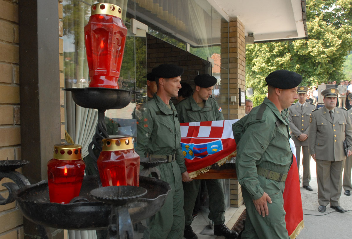 https://www.morh.hr/wp-content/gallery/u-krapini-pokopan-nadnarednik-vladimir-vincelj/krapina_20100702_11.jpg
