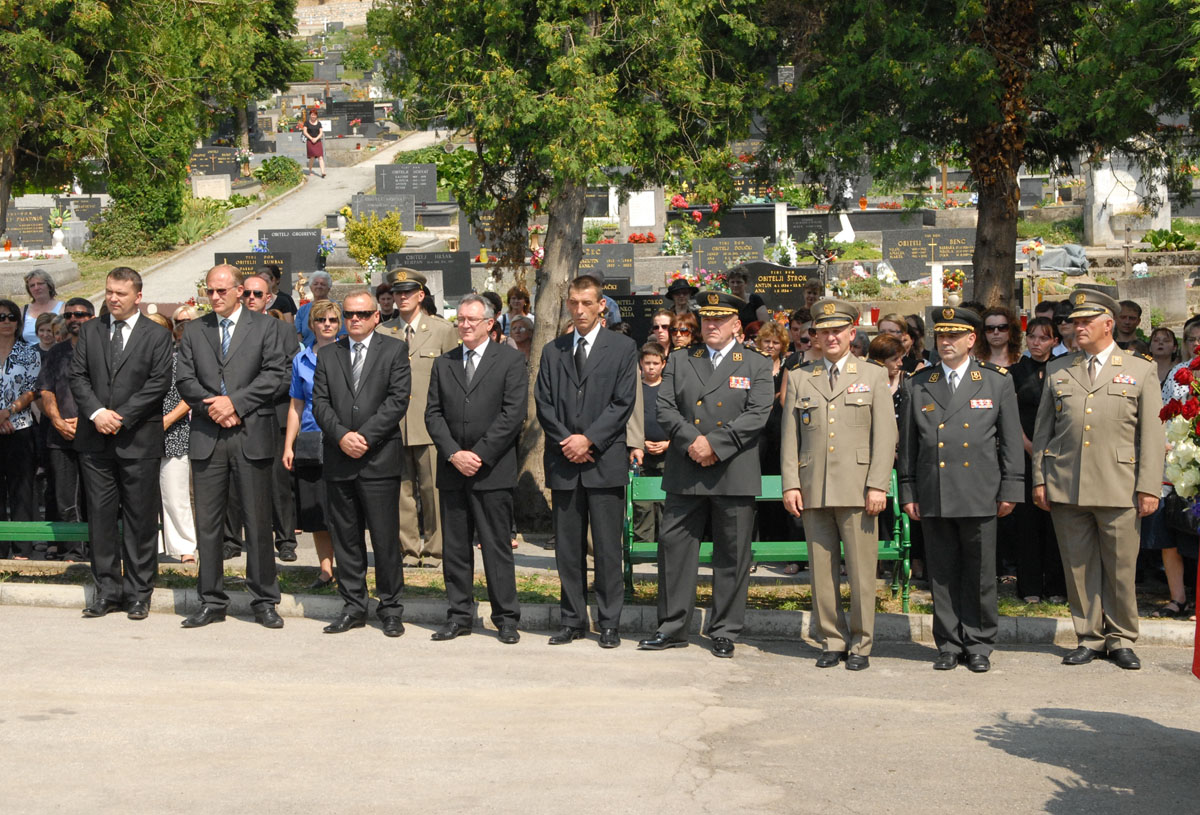 https://www.morh.hr/wp-content/gallery/u-krapini-pokopan-nadnarednik-vladimir-vincelj/krapina_20100702_12.jpg