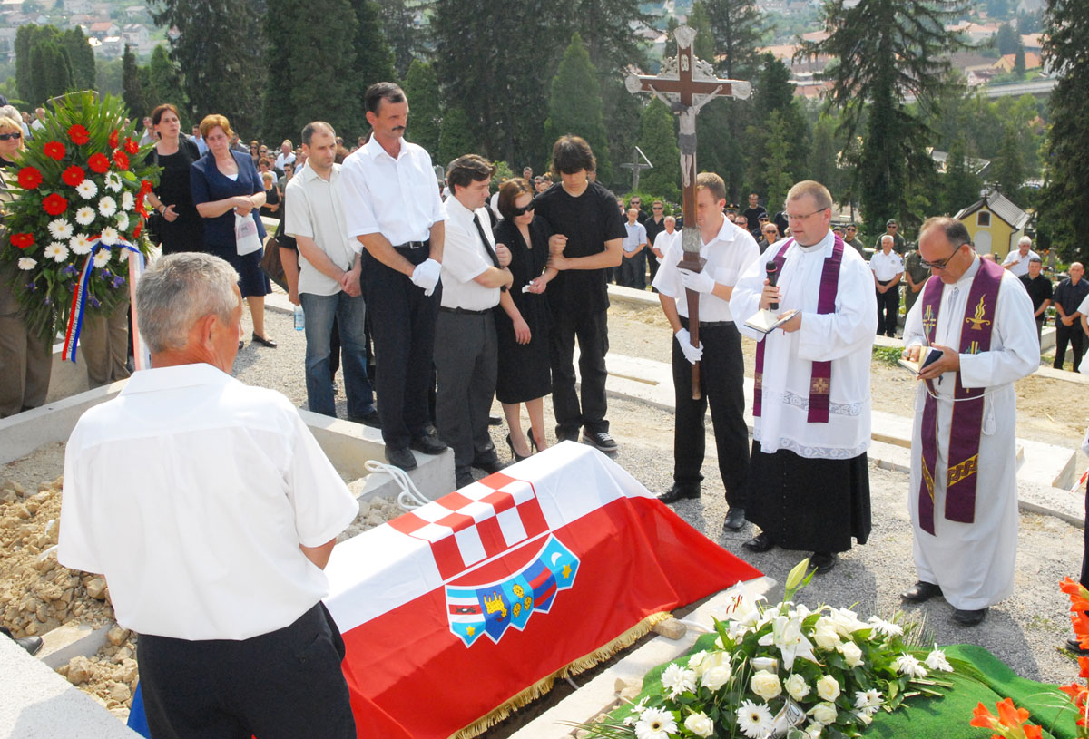 https://www.morh.hr/wp-content/gallery/u-krapini-pokopan-nadnarednik-vladimir-vincelj/krapina_20100702_2.jpg
