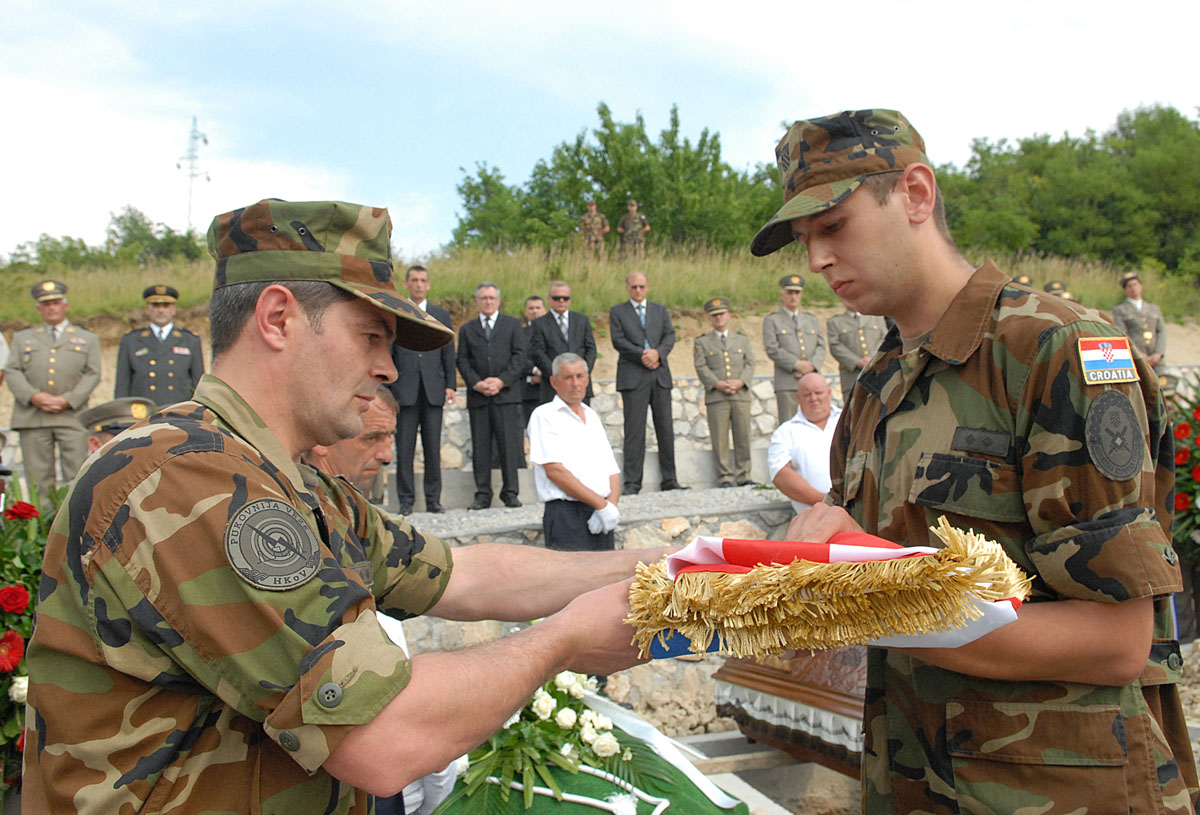 https://www.morh.hr/wp-content/gallery/u-krapini-pokopan-nadnarednik-vladimir-vincelj/krapina_20100702_3.jpg