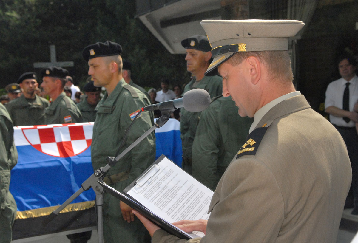 https://www.morh.hr/wp-content/gallery/u-krapini-pokopan-nadnarednik-vladimir-vincelj/krapina_20100702_6.jpg