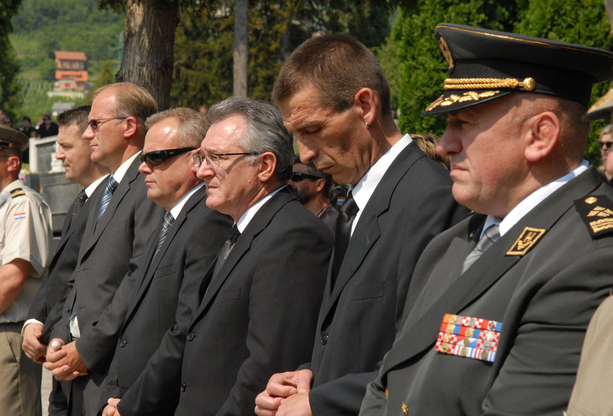 https://www.morh.hr/wp-content/gallery/u-krapini-pokopan-nadnarednik-vladimir-vincelj/krapina_20100702_8.jpg