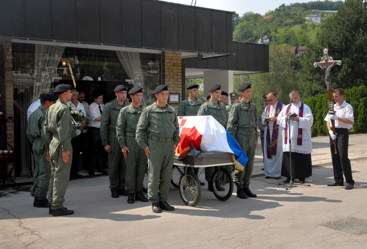 https://www.morh.hr/wp-content/gallery/u-krapini-pokopan-nadnarednik-vladimir-vincelj/krapina_20100702_9.jpg