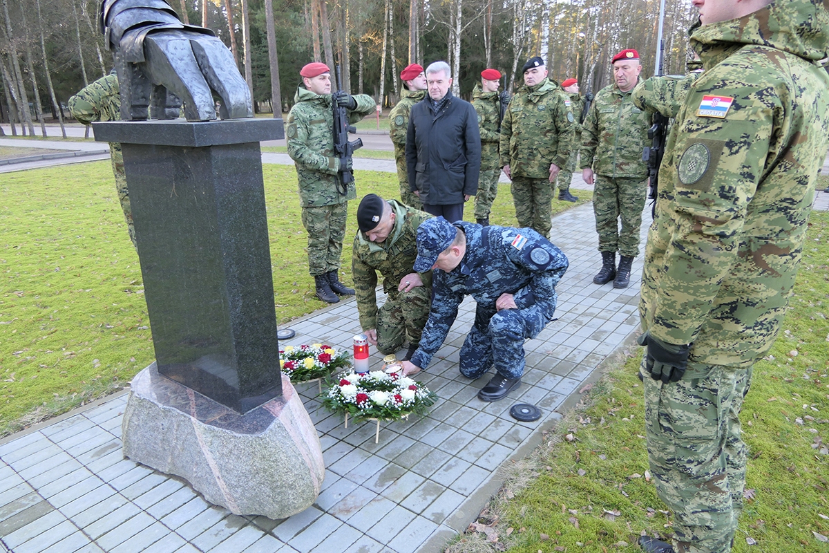 https://www.morh.hr/wp-content/gallery/u-litvi-primopredaja-izmedu-6-i-7-rotacije-u-aktivnosti-ojacane-prednje-prisutnosti/20200207_litva_04.jpg