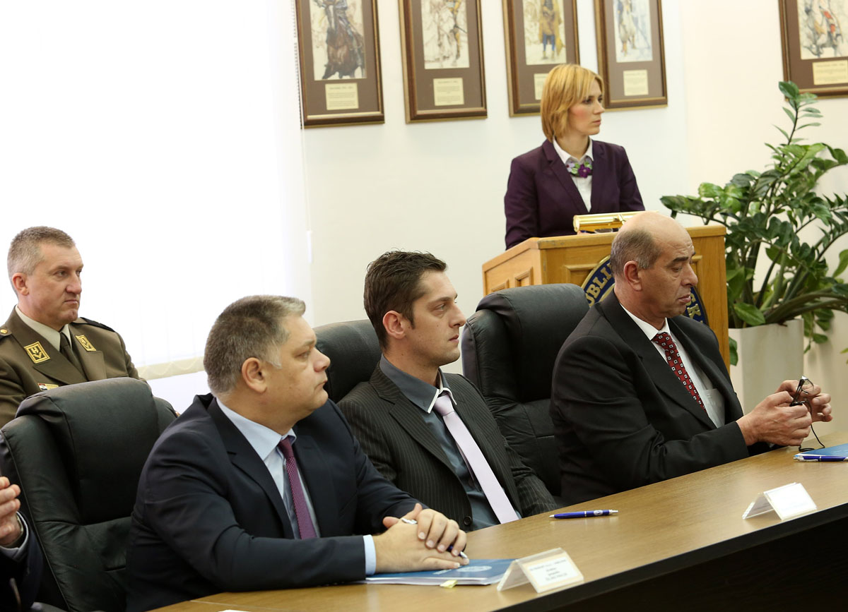 https://www.morh.hr/wp-content/gallery/u-morh-u-potpisani-ugovori-o-nabavi-vojne-opreme-za-potrebe-os-rh/ugovori_13012015_02.jpg