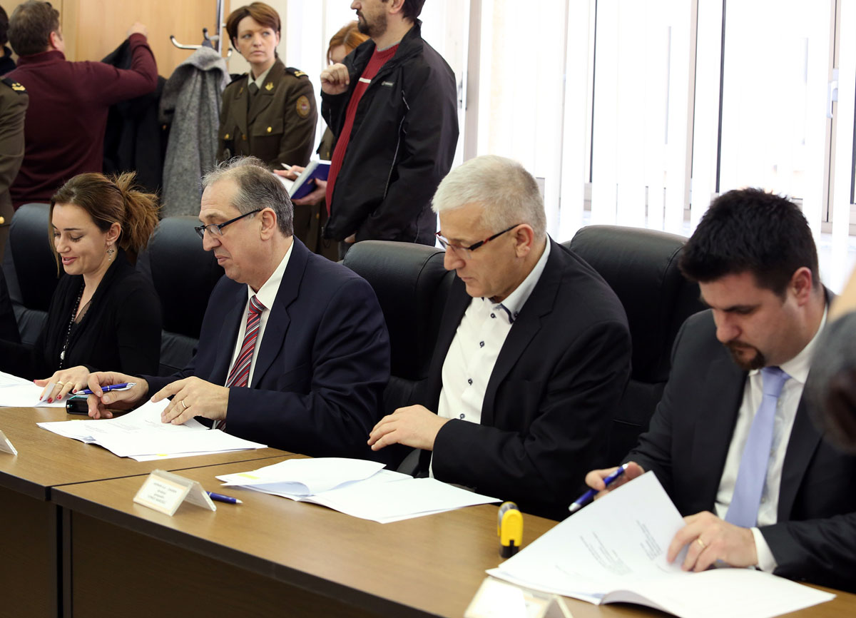 https://www.morh.hr/wp-content/gallery/u-morh-u-potpisani-ugovori-o-nabavi-vojne-opreme-za-potrebe-os-rh/ugovori_13012015_05.jpg
