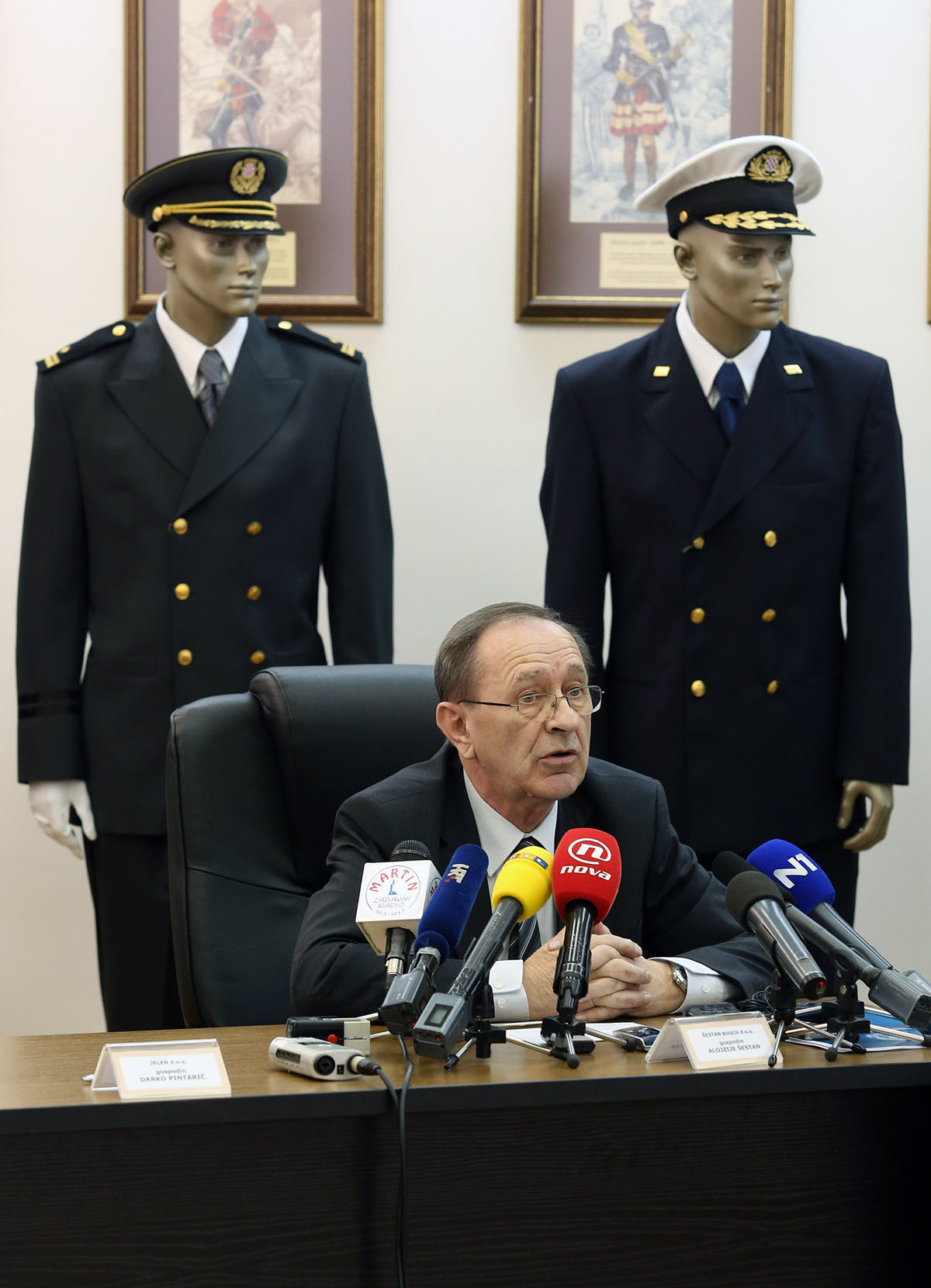 https://www.morh.hr/wp-content/gallery/u-morh-u-potpisani-ugovori-o-nabavi-vojne-opreme-za-potrebe-os-rh/ugovori_13012015_06.jpg