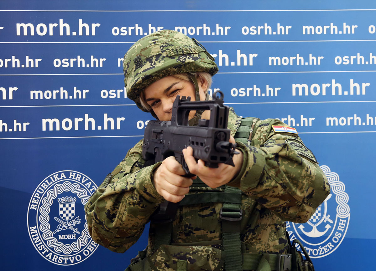 https://www.morh.hr/wp-content/gallery/u-morh-u-potpisani-ugovori-o-nabavi-vojne-opreme-za-potrebe-os-rh/ugovori_13012015_08.jpg