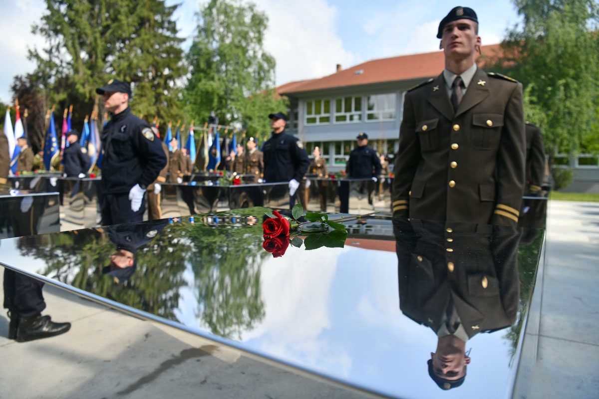 https://www.morh.hr/wp-content/gallery/u-okucanima-obiljezena-24-obljetnica-vro-bljesak/obljetnica_vro_bljesak_hrvatska_vojska_010519_37.jpg