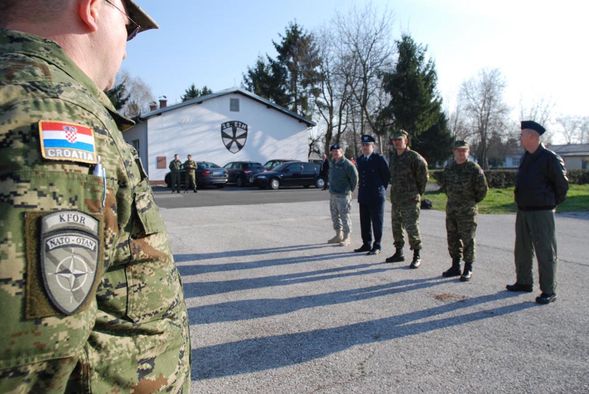 https://www.morh.hr/wp-content/gallery/u-operaciju-kfor-otputovao-15-hrvcon/hrvcon_12032014_06.jpg