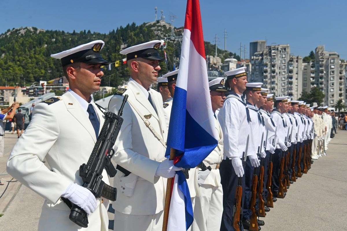 https://www.morh.hr/wp-content/gallery/u-plocama-svecano-obiljezena-27-obljetnica-hrvatske-ratne-mornarice/hrm_14092018_14.jpg