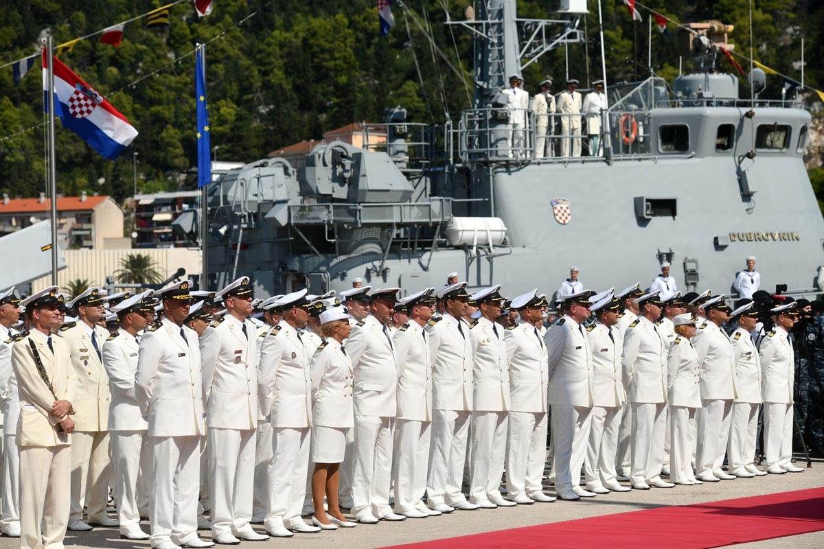 https://www.morh.hr/wp-content/gallery/u-plocama-svecano-obiljezena-27-obljetnica-hrvatske-ratne-mornarice/hrm_14092018_16.jpg