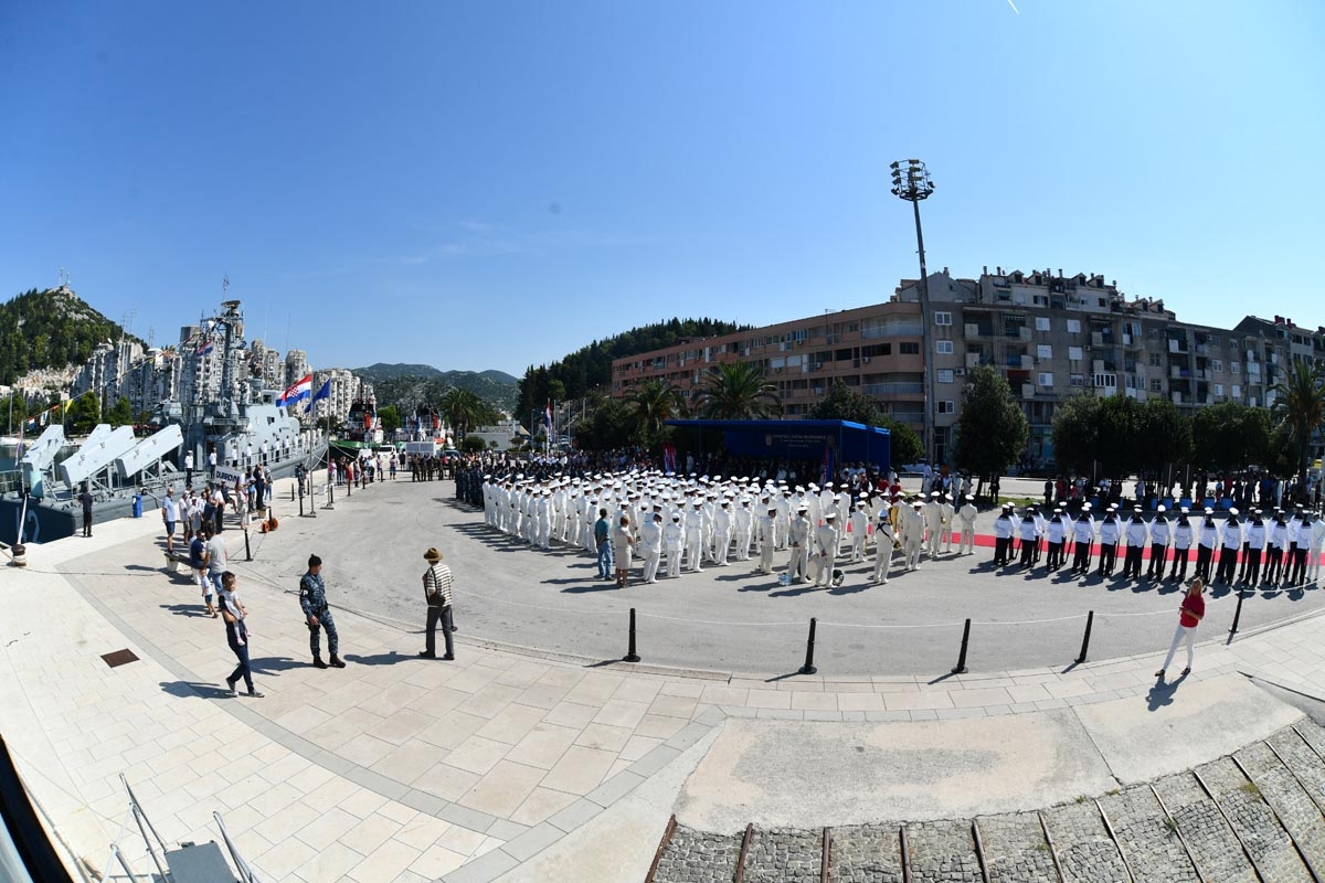 https://www.morh.hr/wp-content/gallery/u-plocama-svecano-obiljezena-27-obljetnica-hrvatske-ratne-mornarice/hrm_14092018_23.jpg