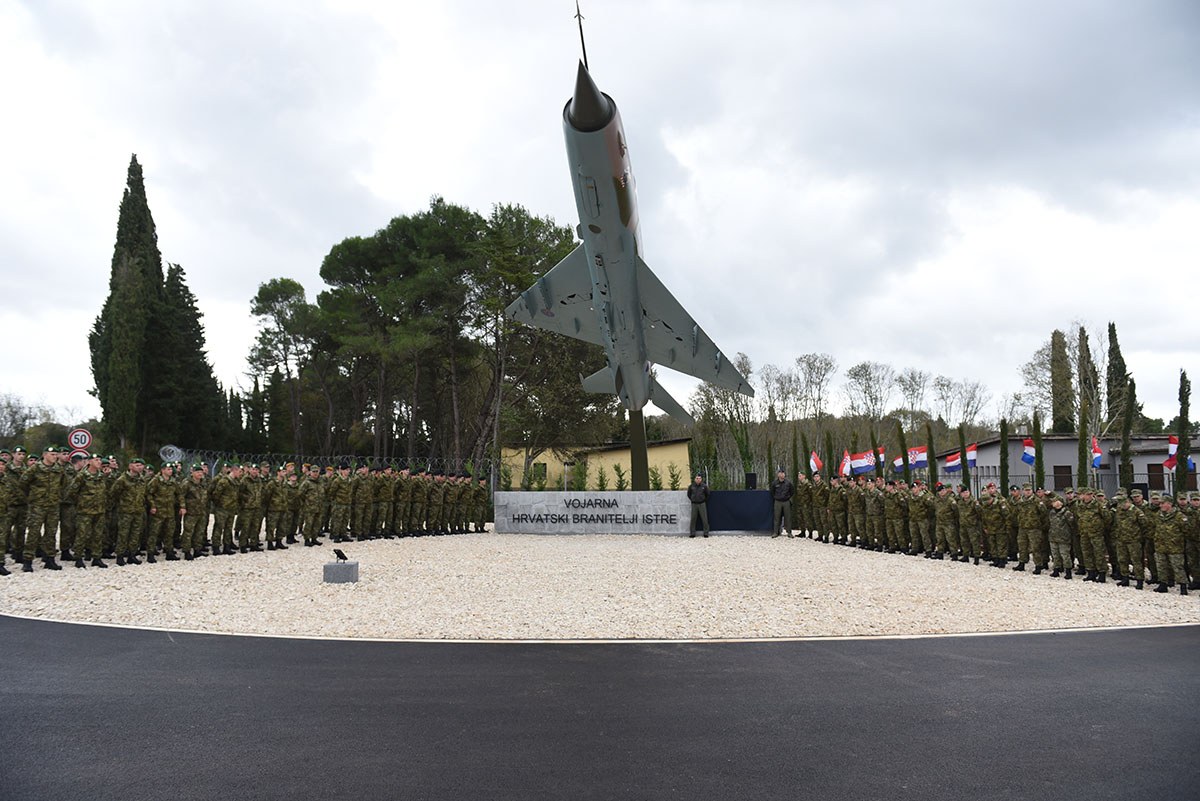https://www.morh.hr/wp-content/gallery/u-puli-svecano-otvorena-vojarna-hrvatski-branitelji-istre/vojarna_pula_15112019_02.jpg