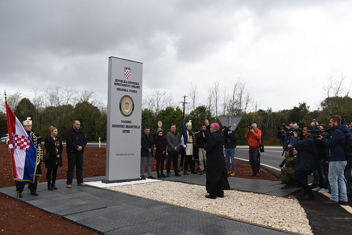 https://www.morh.hr/wp-content/gallery/u-puli-svecano-otvorena-vojarna-hrvatski-branitelji-istre/vojarna_pula_15112019_08.jpg