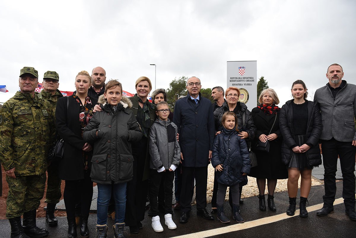 https://www.morh.hr/wp-content/gallery/u-puli-svecano-otvorena-vojarna-hrvatski-branitelji-istre/vojarna_pula_15112019_09.jpg