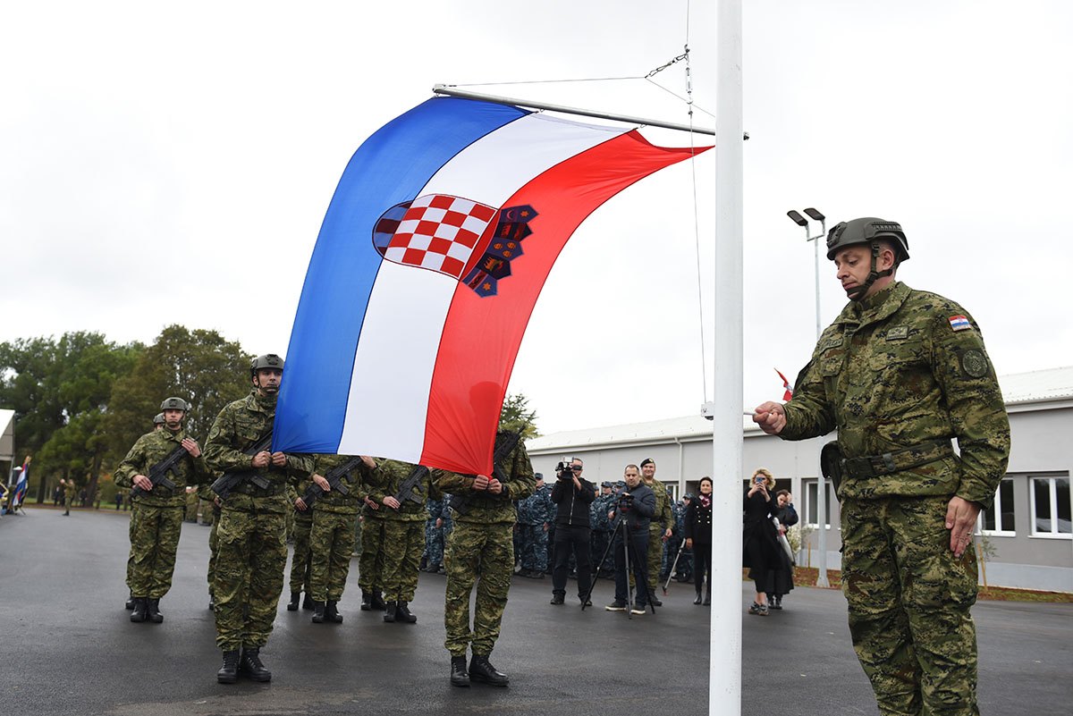 https://www.morh.hr/wp-content/gallery/u-puli-svecano-otvorena-vojarna-hrvatski-branitelji-istre/vojarna_pula_15112019_18.jpg