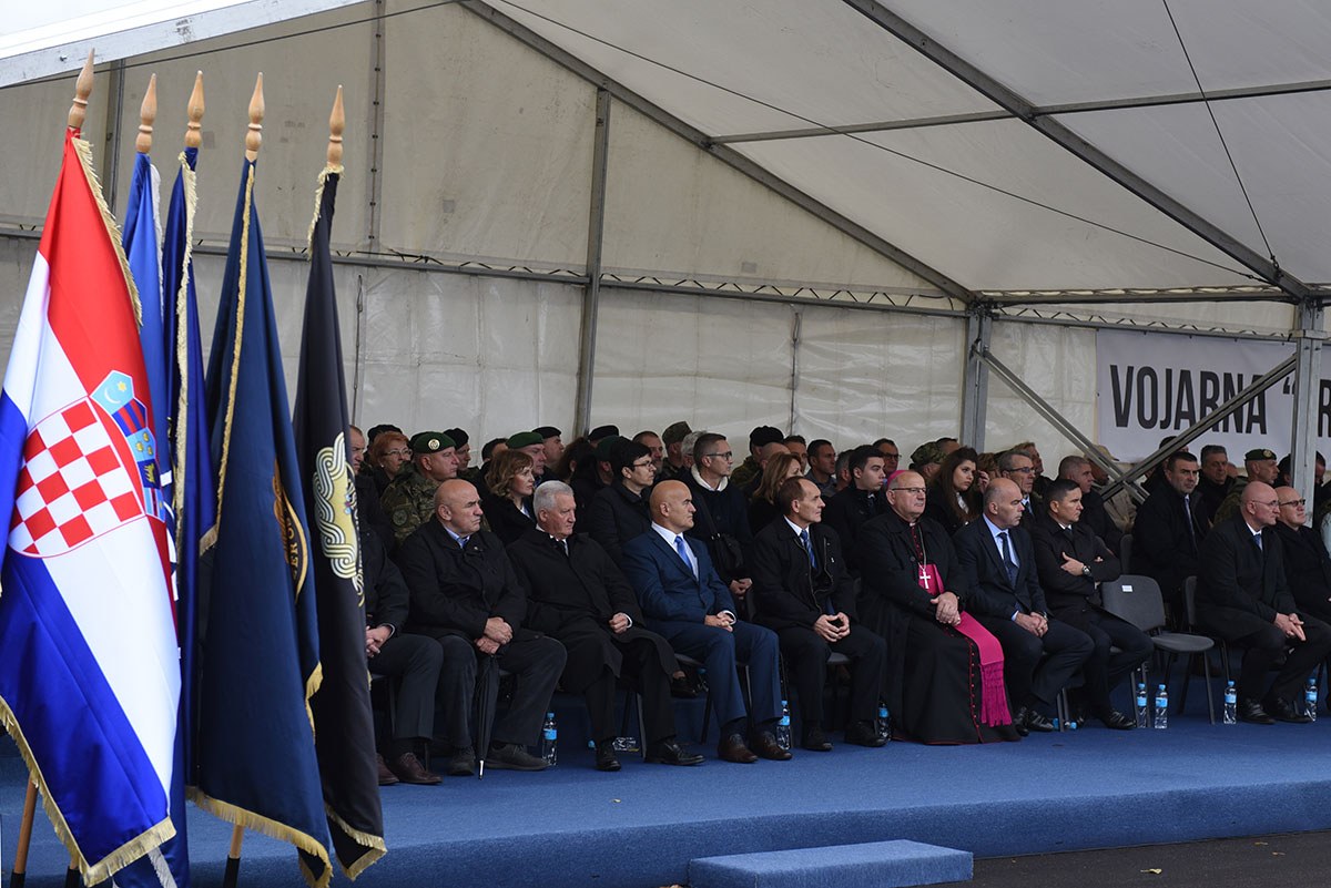 https://www.morh.hr/wp-content/gallery/u-puli-svecano-otvorena-vojarna-hrvatski-branitelji-istre/vojarna_pula_15112019_27.jpg