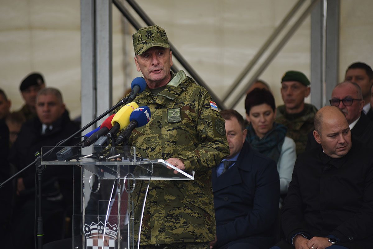 https://www.morh.hr/wp-content/gallery/u-puli-svecano-otvorena-vojarna-hrvatski-branitelji-istre/vojarna_pula_15112019_31.jpg