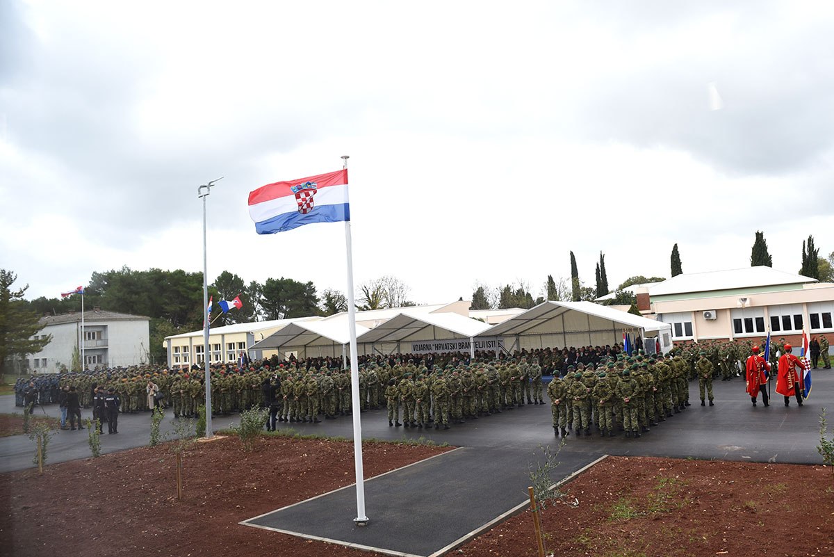 https://www.morh.hr/wp-content/gallery/u-puli-svecano-otvorena-vojarna-hrvatski-branitelji-istre/vojarna_pula_15112019_32.jpg