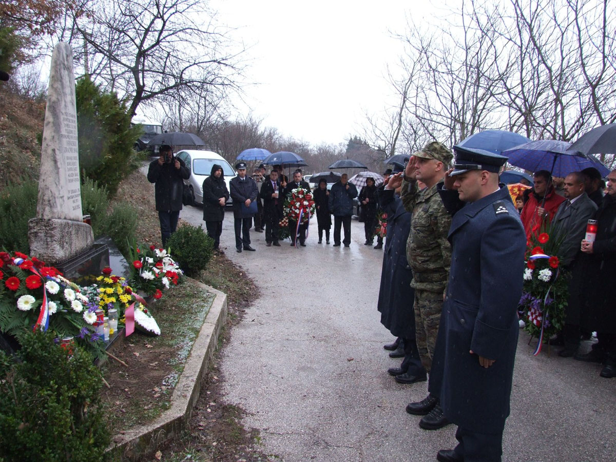 https://www.morh.hr/wp-content/gallery/u-sinju-obiljeena-18-obljetnica-pogibije-zrakoplovaca/sinj_26012010_7.jpg