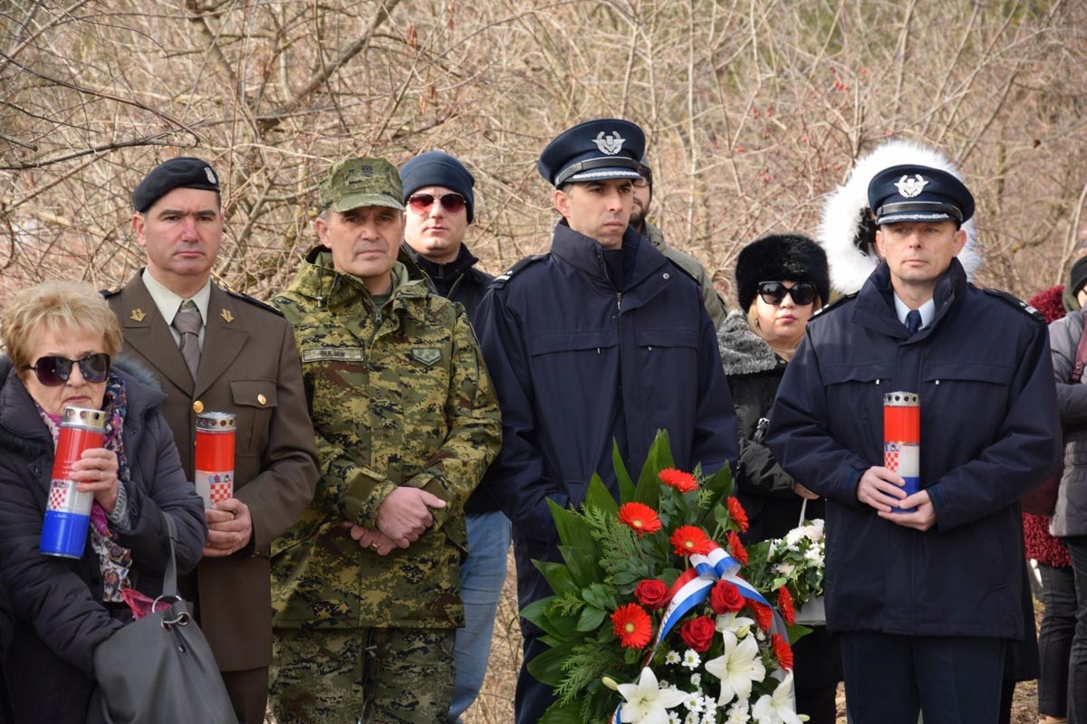 https://www.morh.hr/wp-content/gallery/u-sinju-odana-pocast-poginulim-pilotima-i-padobrancima/sinj_26012019_02.jpg