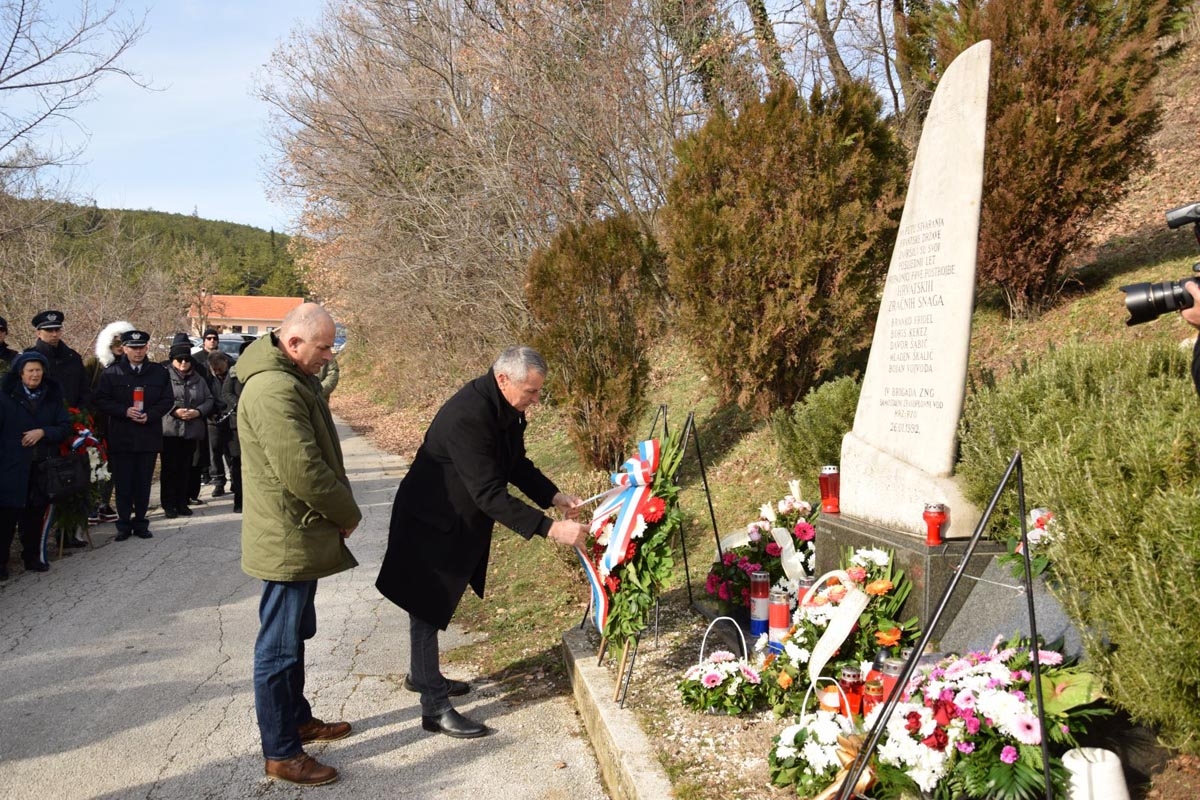https://www.morh.hr/wp-content/gallery/u-sinju-odana-pocast-poginulim-pilotima-i-padobrancima/sinj_26012019_05.jpg