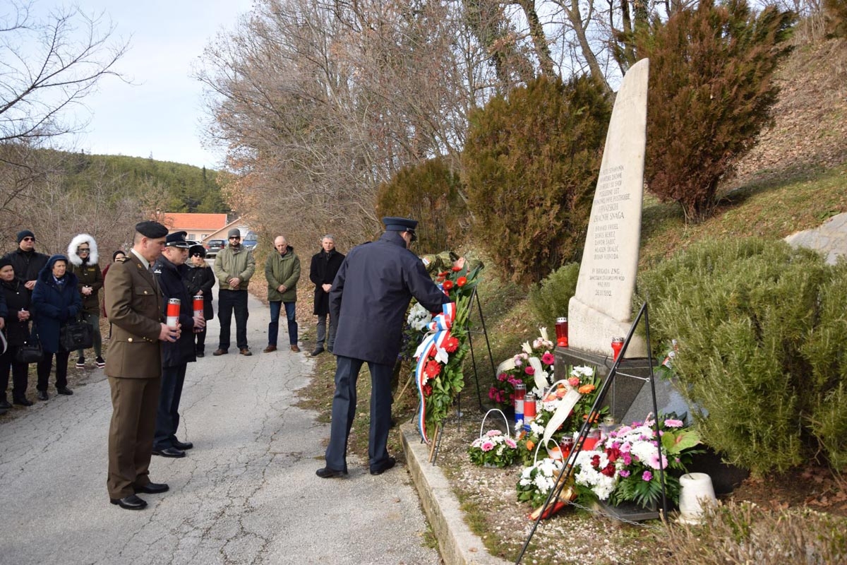 https://www.morh.hr/wp-content/gallery/u-sinju-odana-pocast-poginulim-pilotima-i-padobrancima/sinj_26012019_06.jpg