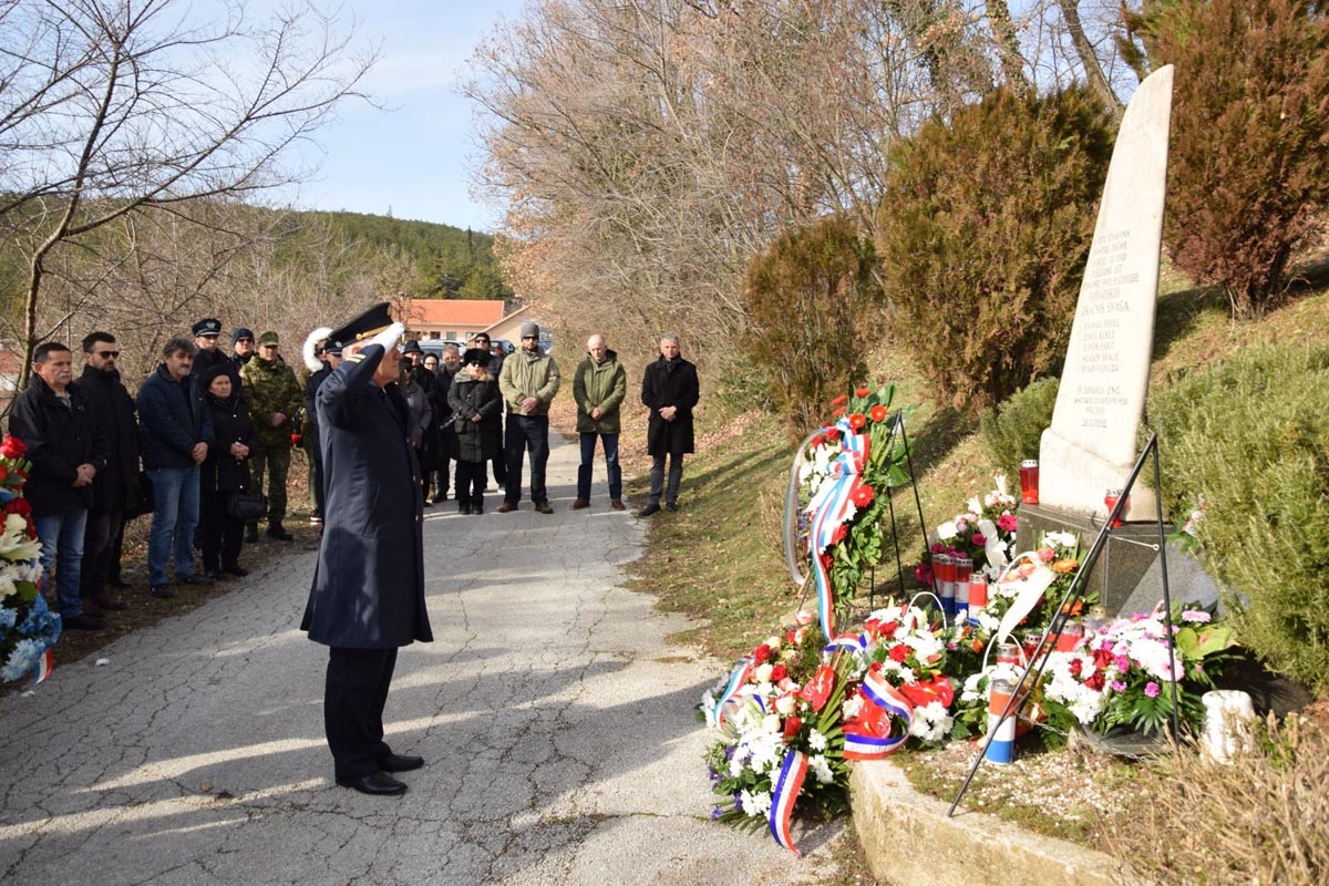 https://www.morh.hr/wp-content/gallery/u-sinju-odana-pocast-poginulim-pilotima-i-padobrancima/sinj_26012019_09.jpg
