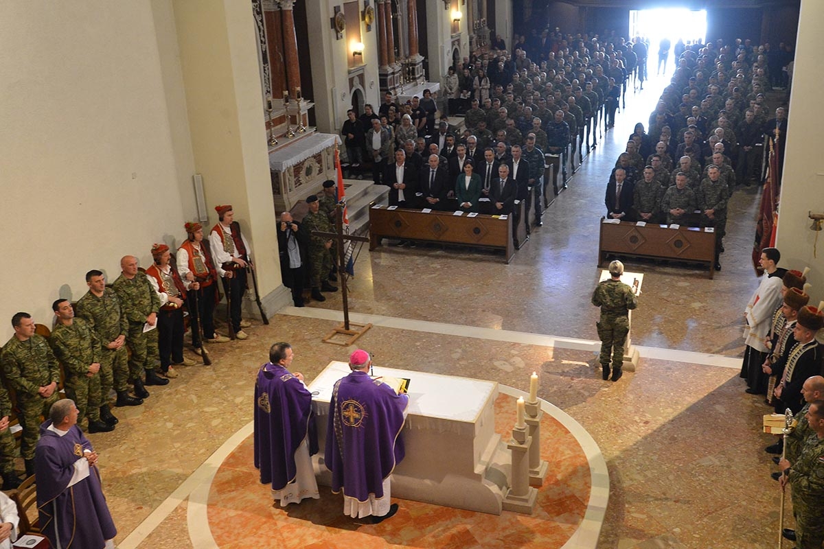 https://www.morh.hr/wp-content/gallery/u-sinju-svecano-obiljezena-12-obljetnica-gardijske-mehanizirane-brigade/gardijska_mehanizirana_brigada_sinj_010419_01.jpg