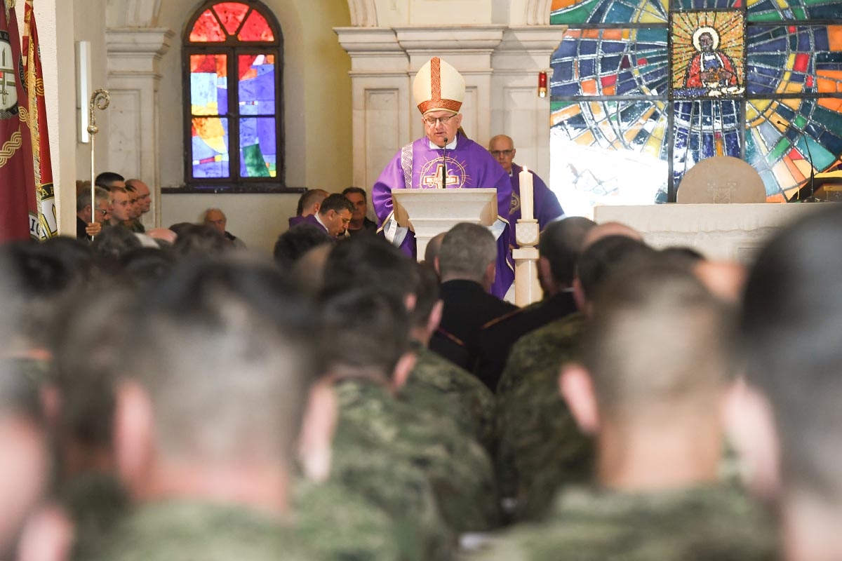 https://www.morh.hr/wp-content/gallery/u-sinju-svecano-obiljezena-12-obljetnica-gardijske-mehanizirane-brigade/gardijska_mehanizirana_brigada_sinj_010419_08.jpg