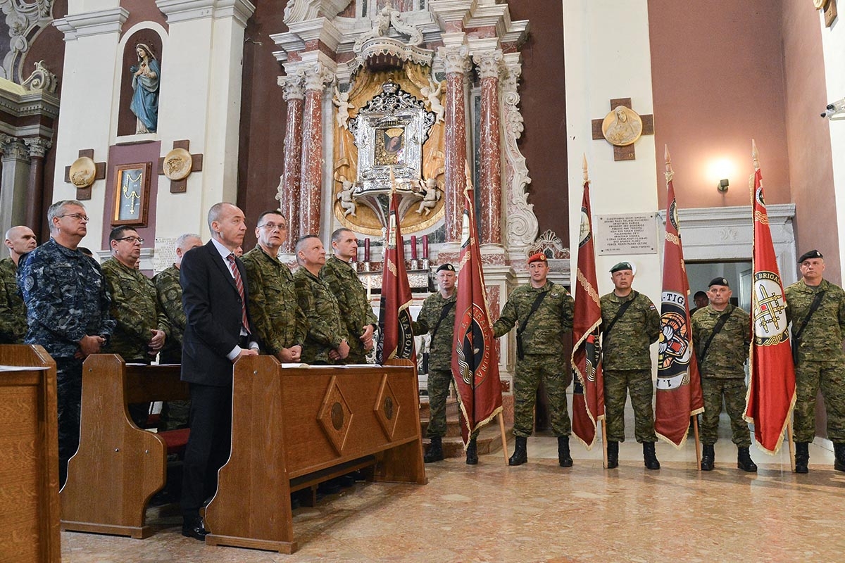 https://www.morh.hr/wp-content/gallery/u-sinju-svecano-obiljezena-12-obljetnica-gardijske-mehanizirane-brigade/gardijska_mehanizirana_brigada_sinj_010419_09.jpg