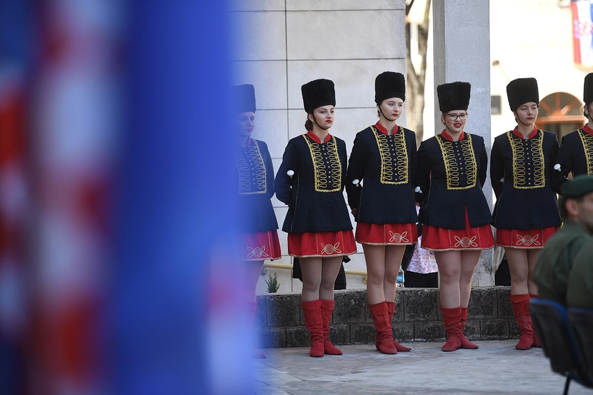 https://www.morh.hr/wp-content/gallery/u-sinju-svecano-obiljezena-12-obljetnica-gardijske-mehanizirane-brigade/gardijska_mehanizirana_brigada_sinj_010419_18.jpg