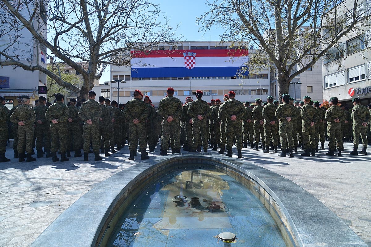 https://www.morh.hr/wp-content/gallery/u-sinju-svecano-obiljezena-12-obljetnica-gardijske-mehanizirane-brigade/gardijska_mehanizirana_brigada_sinj_010419_37.jpg