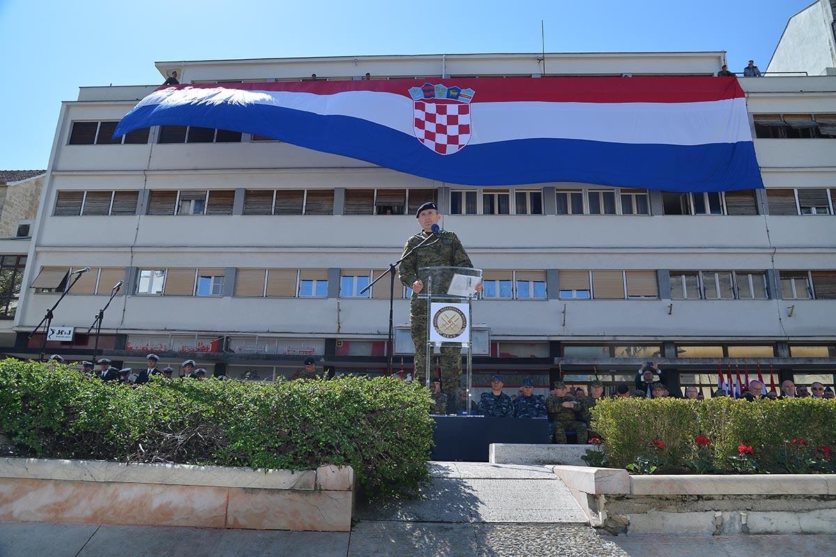https://www.morh.hr/wp-content/gallery/u-sinju-svecano-obiljezena-12-obljetnica-gardijske-mehanizirane-brigade/gardijska_mehanizirana_brigada_sinj_010419_38.jpg