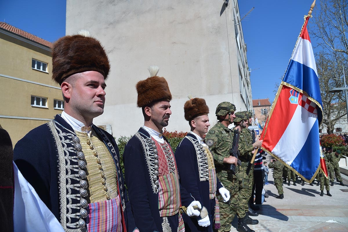 https://www.morh.hr/wp-content/gallery/u-sinju-svecano-obiljezena-12-obljetnica-gardijske-mehanizirane-brigade/gardijska_mehanizirana_brigada_sinj_010419_40.jpg