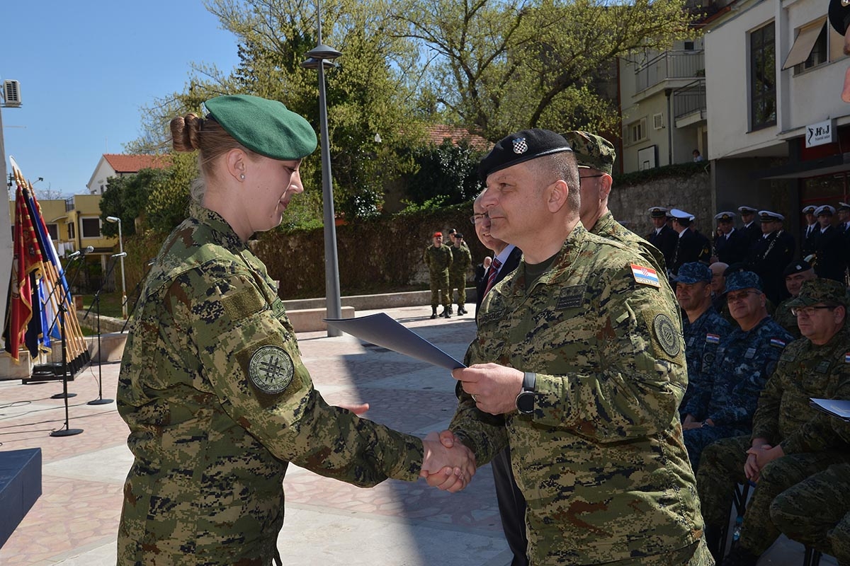 https://www.morh.hr/wp-content/gallery/u-sinju-svecano-obiljezena-12-obljetnica-gardijske-mehanizirane-brigade/gardijska_mehanizirana_brigada_sinj_010419_43.jpg