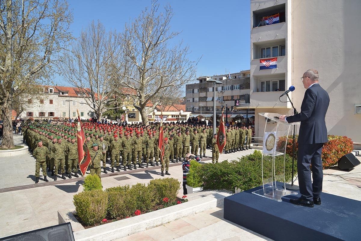 https://www.morh.hr/wp-content/gallery/u-sinju-svecano-obiljezena-12-obljetnica-gardijske-mehanizirane-brigade/gardijska_mehanizirana_brigada_sinj_010419_46.jpg