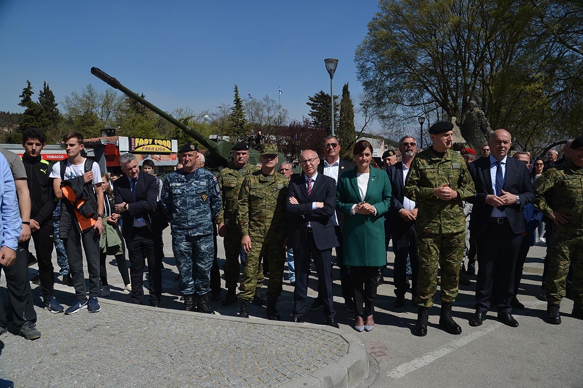 https://www.morh.hr/wp-content/gallery/u-sinju-svecano-obiljezena-12-obljetnica-gardijske-mehanizirane-brigade/gardijska_mehanizirana_brigada_sinj_010419_54.jpg
