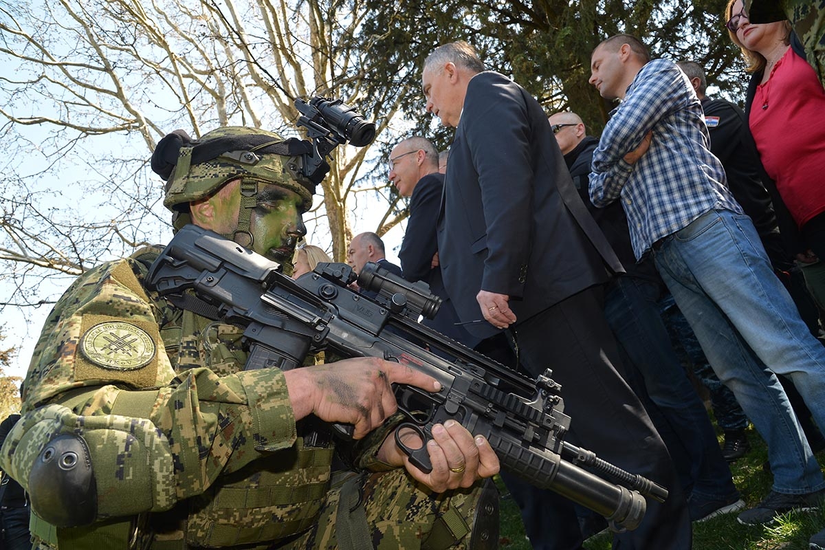https://www.morh.hr/wp-content/gallery/u-sinju-svecano-obiljezena-12-obljetnica-gardijske-mehanizirane-brigade/gardijska_mehanizirana_brigada_sinj_010419_56.jpg