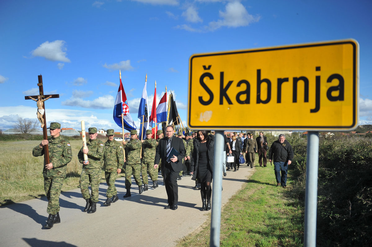 https://www.morh.hr/wp-content/gallery/u-skabrnji-je-danas-18-studenog-2014-obiljezena-23-obljetnica-teskog-stradanja-tog-ravnokotarskog-mjesta/skabrnja_18112014_0.jpg