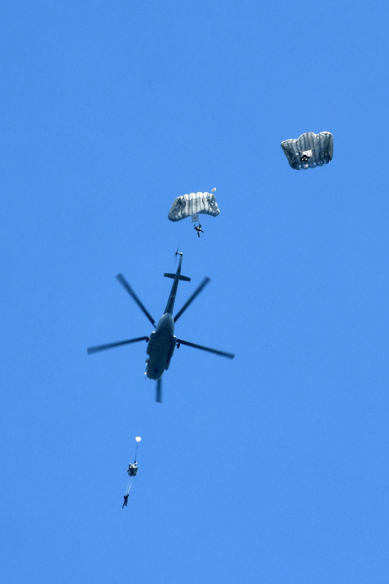 https://www.morh.hr/wp-content/gallery/u-sklopu-dana-otvorenih-vrata-hrz-a-na-aeromitingu-u-velikoj-gorici-posebno-odusevljenje-izazvao-je-nastup-akro-grupe-krila-oluje/wil_8809.jpg